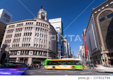 《東京都》銀座の都市風景・ビルの谷間 《東京都》銀座の都市風景・ビルの谷間 137832798