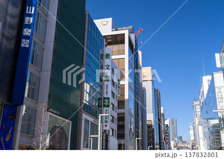 《東京都》銀座の都市風景・ビルの谷間 《東京都》銀座の都市風景・ビルの谷間 137832801