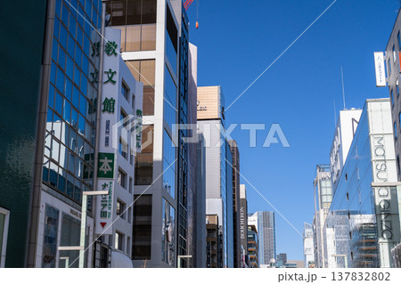 《東京都》銀座の都市風景・ビルの谷間 《東京都》銀座の都市風景・ビルの谷間 137832802
