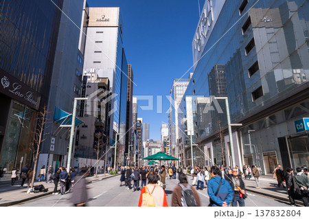 《東京都》銀座の都市風景・ビルの谷間 137832804