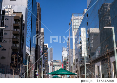 《東京都》銀座の都市風景・ビルの谷間 《東京都》銀座の都市風景・ビルの谷間 137832806