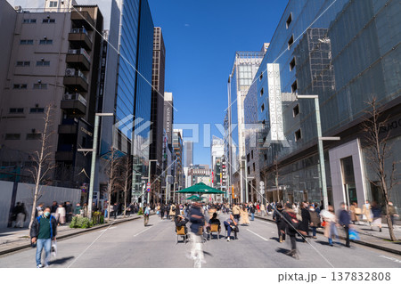 《東京都》銀座の都市風景・ビルの谷間 137832808