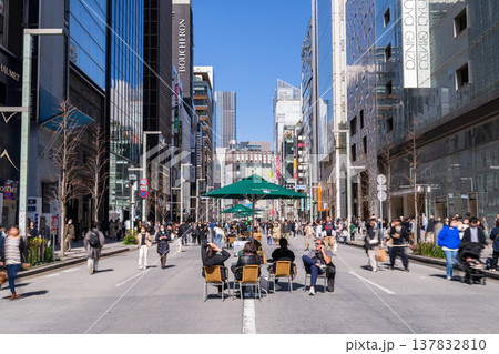 《東京都》銀座の都市風景・ビルの谷間 137832810