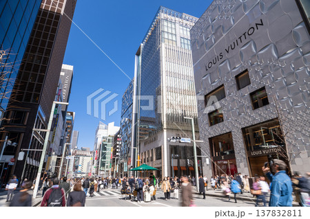 《東京都》銀座の都市風景・ビルの谷間 《東京都》銀座の都市風景・ビルの谷間 137832811
