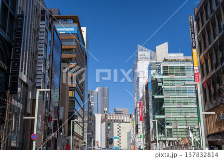 《東京都》銀座の都市風景・ビルの谷間 《東京都》銀座の都市風景・ビルの谷間 137832814