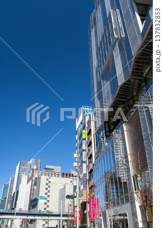 《東京都》銀座の都市風景・ビルの谷間 《東京都》銀座の都市風景・ビルの谷間 137832853