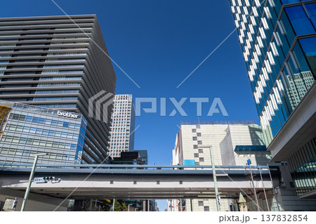 《東京都》銀座の都市風景・ビルの谷間 《東京都》銀座の都市風景・ビルの谷間 137832854