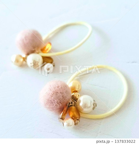 ハンドメイド　カラフルなビーズがたくさんついたキッズヘアゴム　ふわふわボールチャーム 137833022