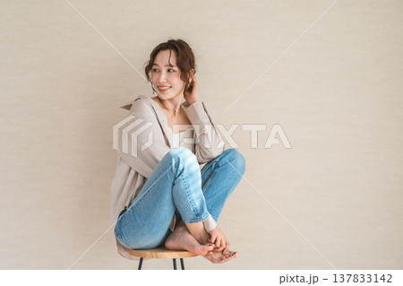 ハイチェア,椅子に座るデニム姿の女性モデル ハイチェア,椅子に座るデニム姿の女性モデル 137833142
