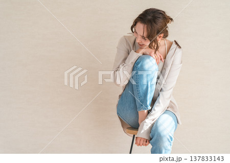 ハイチェア,椅子に座るデニム姿の女性モデル ハイチェア,椅子に座るデニム姿の女性モデル 137833143