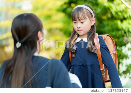 ランドセルを背負った女の子とお母さん 137833147