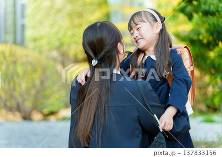 ランドセルを背負った女の子とお母さん ランドセルを背負った女の子とお母さん 137833156
