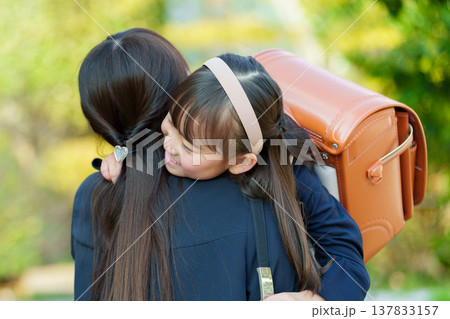 ランドセルを背負った女の子とお母さん ランドセルを背負った女の子とお母さん 137833157