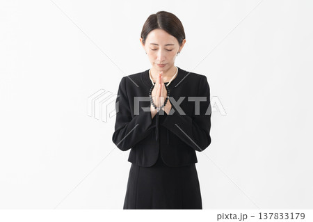 喪服を着た女性 葬儀イメージ 喪服を着た女性 葬儀イメージ 137833179