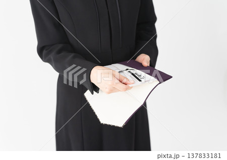 喪服を着た女性 葬儀イメージ 喪服を着た女性 葬儀イメージ 137833181