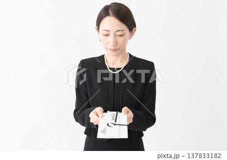 喪服を着た女性　葬儀イメージ 137833182