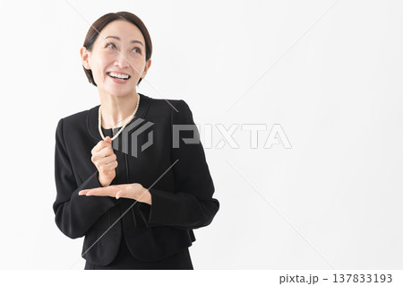 喪服を着た女性　葬儀イメージ 137833193