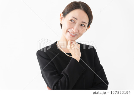喪服を着た女性　葬儀イメージ 137833194