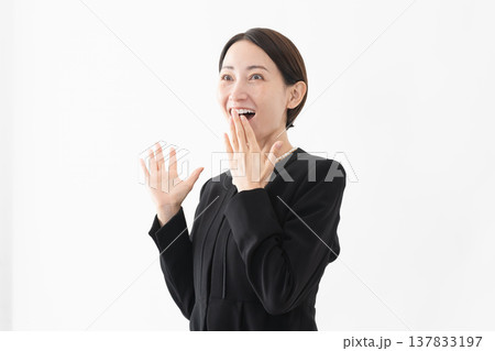喪服を着た女性　葬儀イメージ 137833197