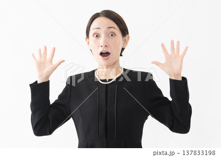 喪服を着た女性　葬儀イメージ 137833198
