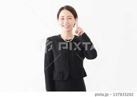 喪服を着た女性　葬儀イメージ 137833202