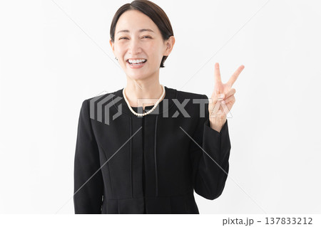 喪服を着た女性　葬儀イメージ 137833212