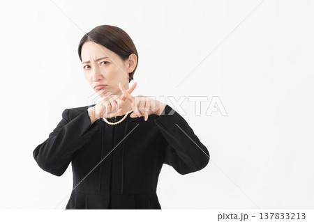 喪服を着た女性 葬儀イメージ 喪服を着た女性 葬儀イメージ 137833213