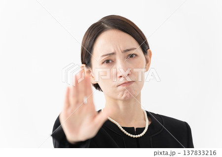 喪服を着た女性　葬儀イメージ 137833216