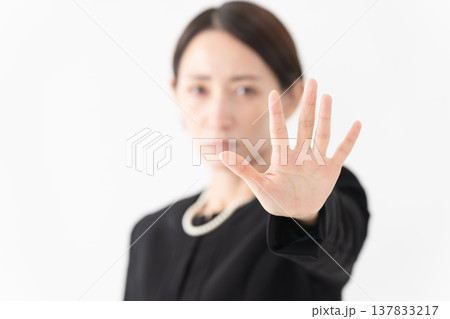 喪服を着た女性　葬儀イメージ 137833217