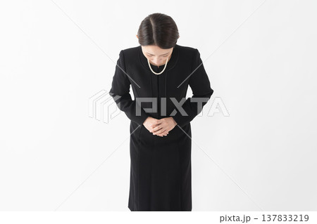 喪服を着た女性　葬儀イメージ 137833219