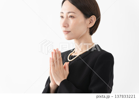 喪服を着た女性　葬儀イメージ 137833221