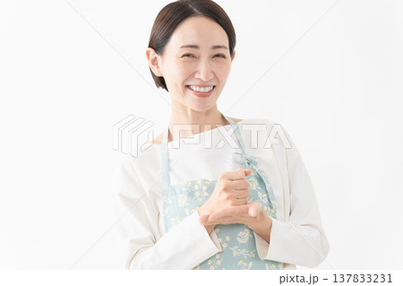 エプロンを着た女性 ライフスタイルイメージ エプロンを着た女性 ライフスタイルイメージ 137833231