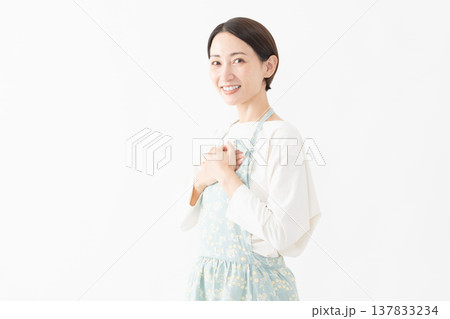 エプロンを着た女性 ライフスタイルイメージ エプロンを着た女性 ライフスタイルイメージ 137833234