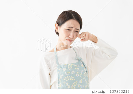 エプロンを着た女性　ライフスタイルイメージ 137833235