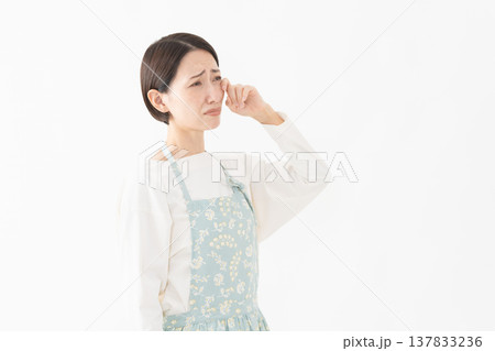 エプロンを着た女性　ライフスタイルイメージ 137833236