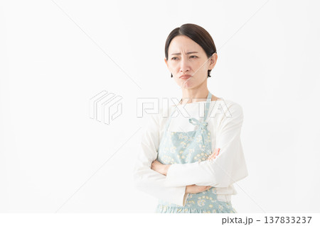 エプロンを着た女性　ライフスタイルイメージ 137833237