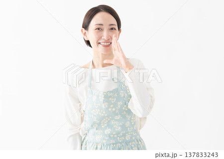 エプロンを着た女性　ライフスタイルイメージ 137833243