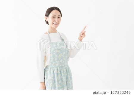 エプロンを着た女性　ライフスタイルイメージ 137833245