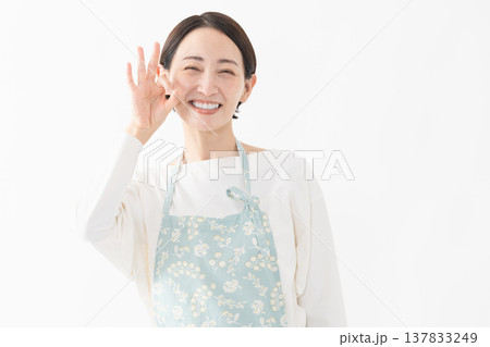 エプロンを着た女性 ライフスタイルイメージ エプロンを着た女性 ライフスタイルイメージ 137833249
