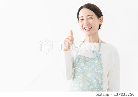 エプロンを着た女性　ライフスタイルイメージ 137833250