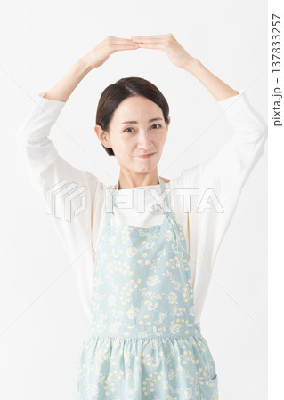 エプロンを着た女性 ライフスタイルイメージ エプロンを着た女性 ライフスタイルイメージ 137833257