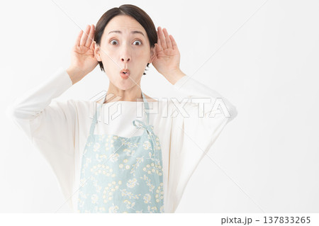 エプロンを着た女性　ライフスタイルイメージ 137833265
