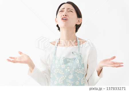エプロンを着た女性 ライフスタイルイメージ エプロンを着た女性 ライフスタイルイメージ 137833271