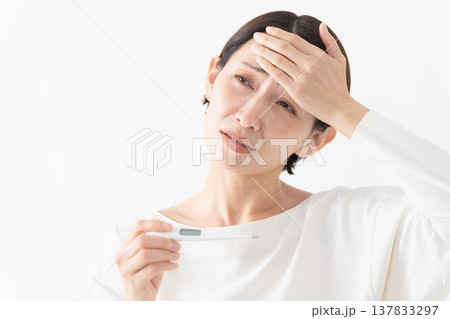 体温計を使う女性 健康イメージ 体温計を使う女性 健康イメージ 137833297