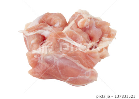 透明背景（png）にカットした生の鶏もも肉 137833323