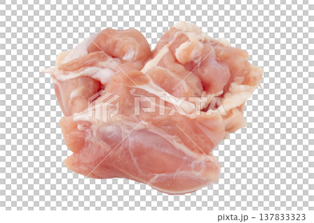 透明背景（png）にカットした生の鶏もも肉 137833323