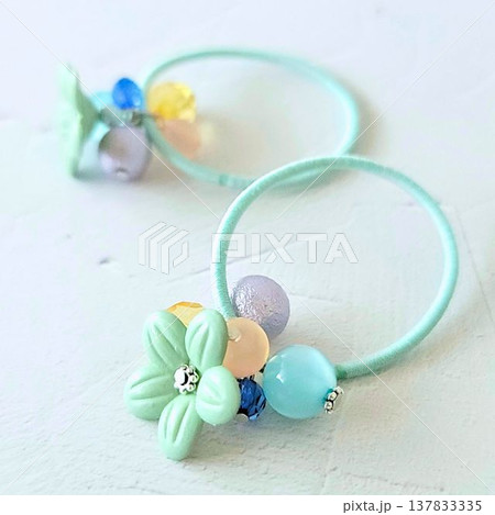 ハンドメイド　カラフルなビーズがたくさんついたキッズヘアゴム　くすみグリーンのお花 137833335