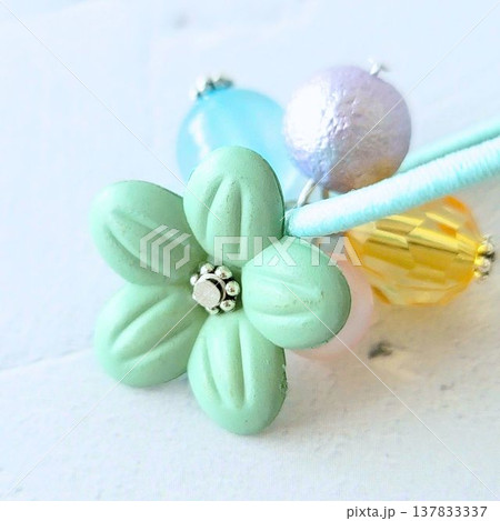 ハンドメイド　カラフルなビーズがたくさんついたキッズヘアゴム　くすみグリーンのお花 137833337