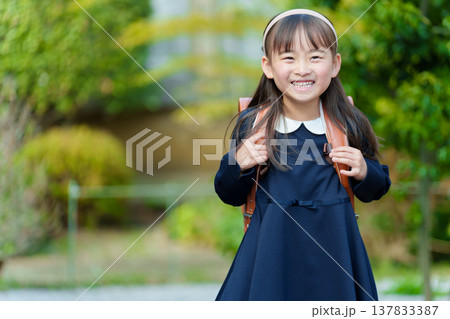 ランドセルを背負った女の子 ランドセルを背負った女の子 137833387