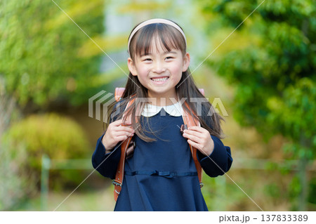 ランドセルを背負った女の子 137833389